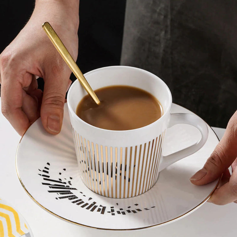 En stilren kaffe med en kopp som avslöjar en hemlighet