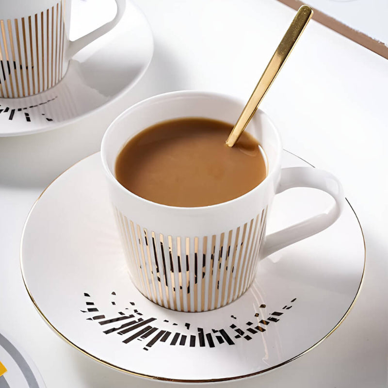 En stilren kaffe med en kopp som avslöjar en hemlighet